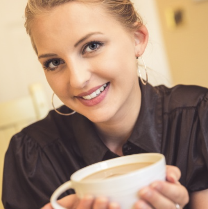 コーヒーを渡す女性