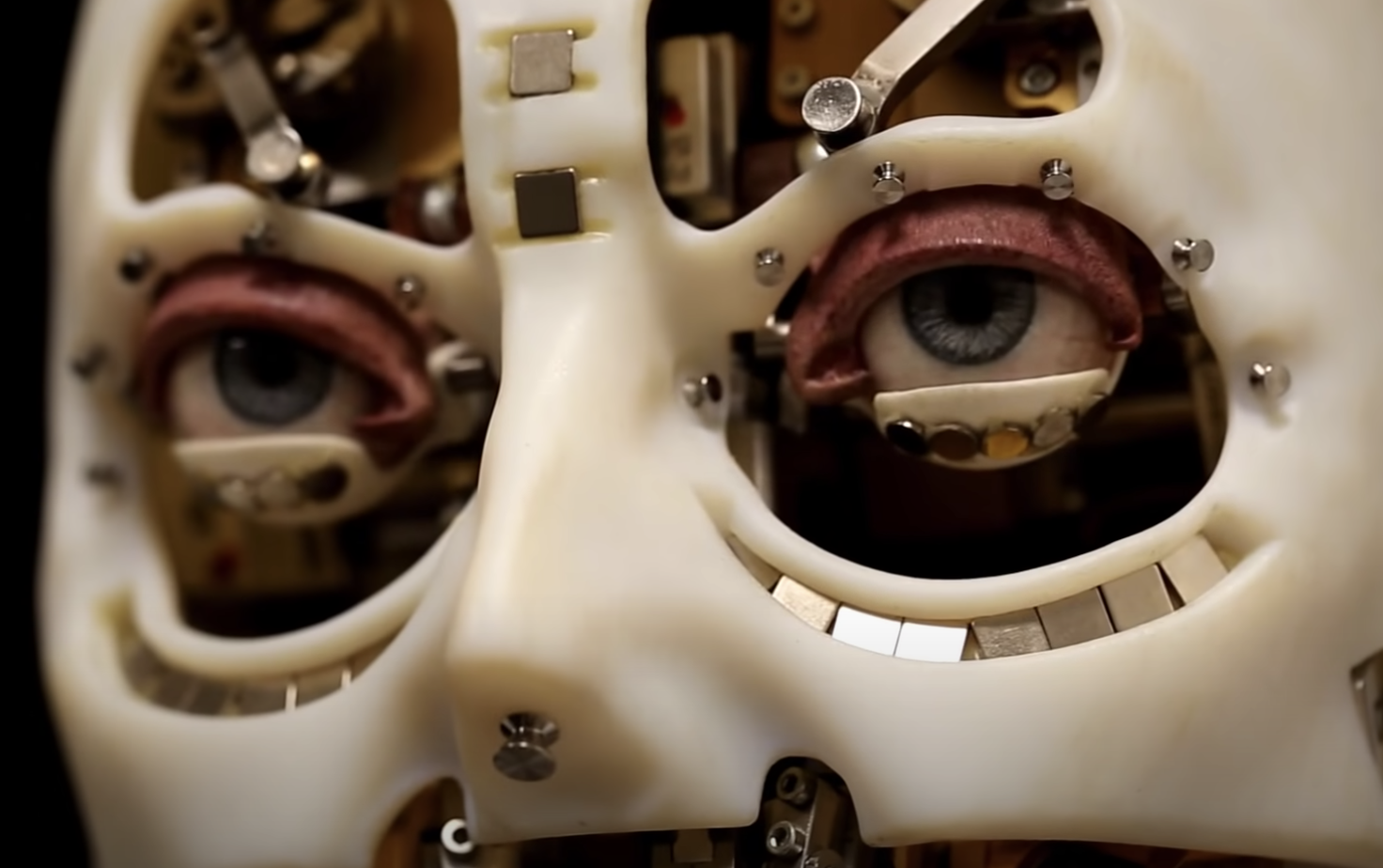 人間の顔の動きを高いレベルで模倣したロボット